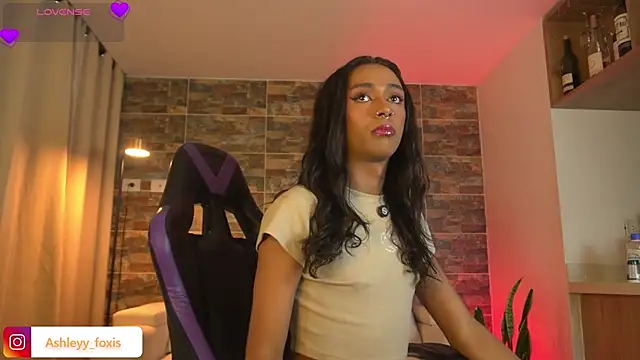 Snapshot of Ashleey_Fox chatting on 02-10-26, 02:43 Ashleey Fox online show from 02-10-26, 02:43