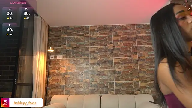 Ashleey Fox online show from 11-22-25, 01:37