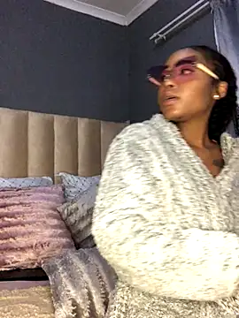 Nicole Liam  online show from 10-11-25, 04:52