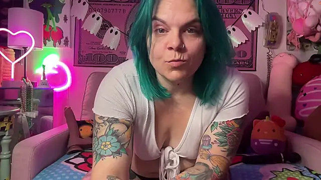 Snapshot of CherryBombBomb chatting on 10-24-25, 04:55 CherryBombBomb online show from 10-24-25, 04:55