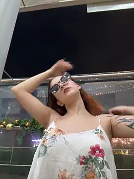 Mon Cherry online show from 12-17-25, 12:04