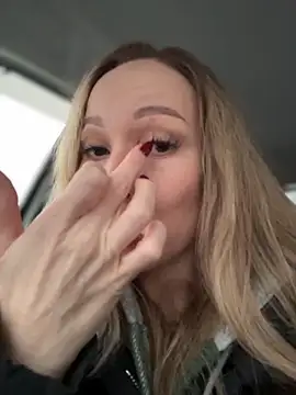 Snapshot of LavenderHot chatting on 12-15-25, 02:50 LavenderHot online show from 12-15-25, 02:50