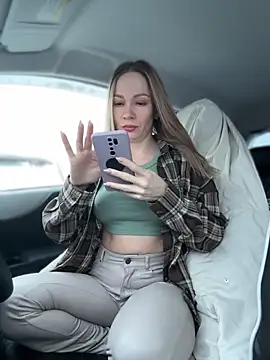 Snapshot of LavenderHot chatting on 12-23-25, 03:06 LavenderHot online show from 12-23-25, 03:06