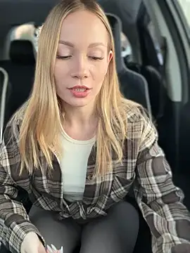 Snapshot of LavenderHot chatting on 11-17-25, 02:15 LavenderHot online show from 11-17-25, 02:15