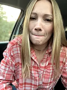 Snapshot of LavenderHot chatting on 10-25-25, 02:11 LavenderHot online show from 10-25-25, 02:11