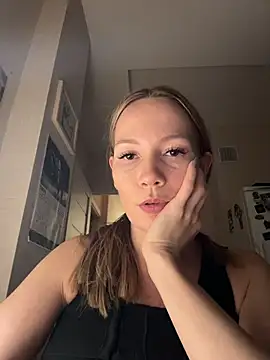 Snapshot of LavenderHot chatting on 11-23-25, 12:15 LavenderHot online show from 11-23-25, 12:15