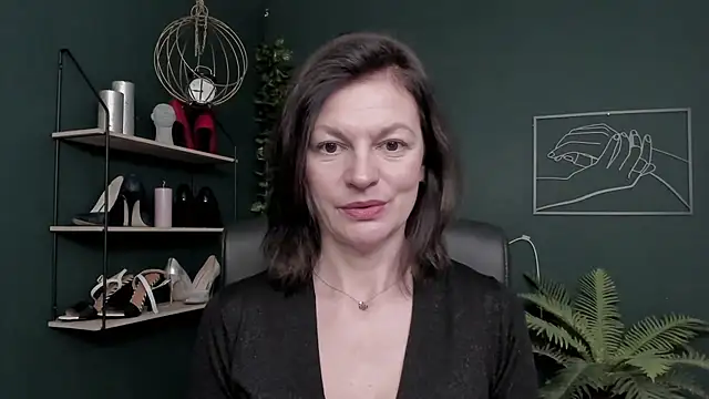 Snapshot of VivianWILD chatting on 12-16-25, 07:01 VivianWILD online show from 12-16-25, 07:01