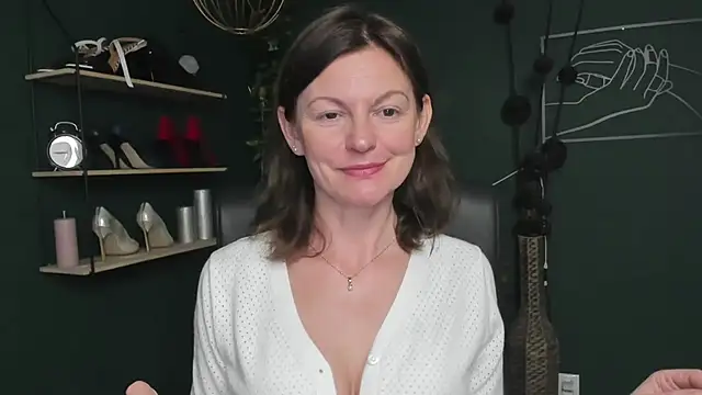 Snapshot of VivianWILD chatting on 10-13-25, 06:26 VivianWILD online show from 10-13-25, 06:26