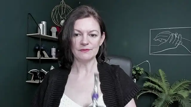 Snapshot of VivianWILD chatting on 05-15-26, 06:33 VivianWILD online show from 05-15-26, 06:33