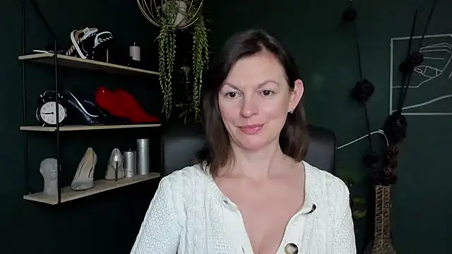 Snapshot of VivianWILD chatting on 03-21-25, 10:06 VivianWILD online show from 03-21-25, 10:06