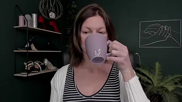 Snapshot of VivianWILD chatting on 11-22-25, 08:13 VivianWILD online show from 11-22-25, 08:13