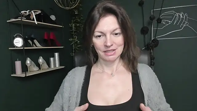 Snapshot of VivianWILD chatting on 10-16-25, 05:59 VivianWILD online show from 10-16-25, 05:59