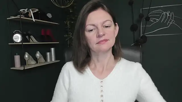 Snapshot of VivianWILD chatting on 10-17-25, 06:06 VivianWILD online show from 10-17-25, 06:06