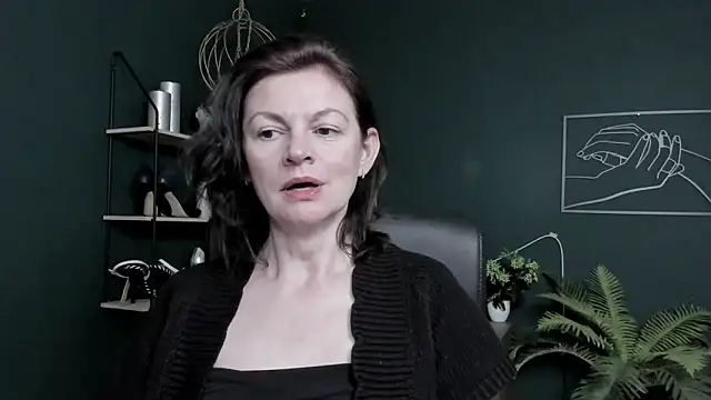 Snapshot of VivianWILD chatting on 05-19-26, 06:31 VivianWILD online show from 05-19-26, 06:31