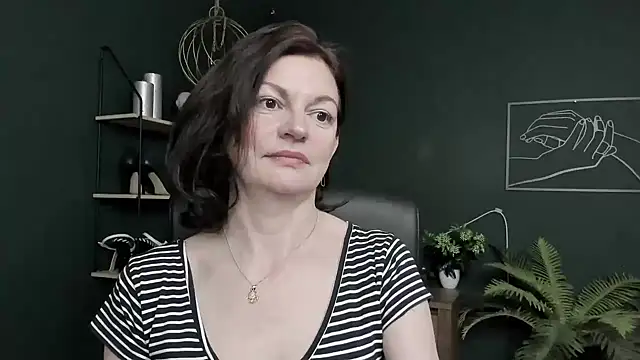 Snapshot of VivianWILD chatting on 05-21-26, 06:33 VivianWILD online show from 05-21-26, 06:33