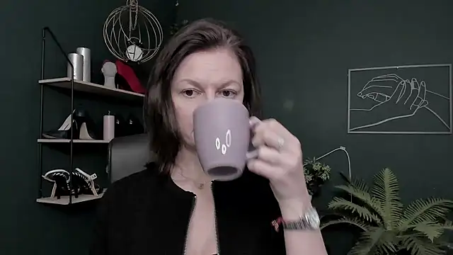 Snapshot of VivianWILD chatting on 01-15-26, 07:01 VivianWILD online show from 01-15-26, 07:01