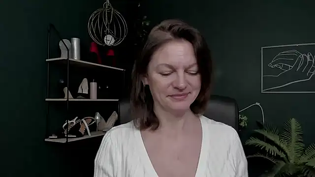 Snapshot of VivianWILD chatting on 12-04-25, 06:45 VivianWILD online show from 12-04-25, 06:45