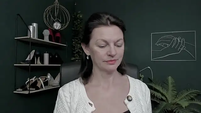 Snapshot of VivianWILD chatting on 12-18-25, 07:02 VivianWILD online show from 12-18-25, 07:02