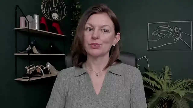 Snapshot of VivianWILD chatting on 11-19-25, 06:57 VivianWILD online show from 11-19-25, 06:57