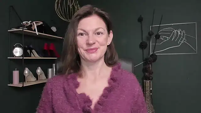 Snapshot of VivianWILD chatting on 10-22-25, 05:51 VivianWILD online show from 10-22-25, 05:51