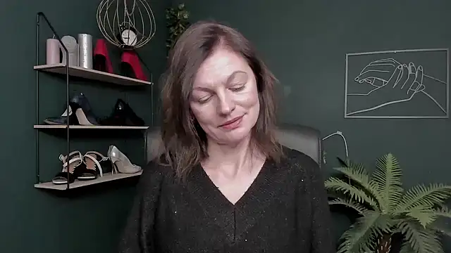 Snapshot of VivianWILD chatting on 11-17-25, 10:41 VivianWILD online show from 11-17-25, 10:41