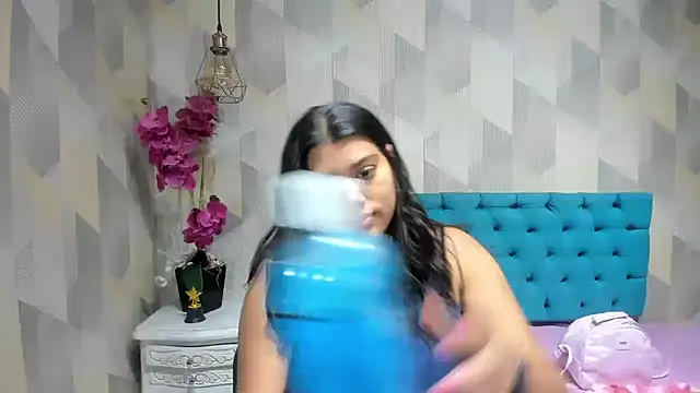 LindaBreeS online show from 05-19-26, 02:35