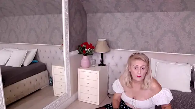 Snapshot of ElenaJuarez chatting on 11-10-25, 06:02 ElenaJuarez online show from 11-10-25, 06:02