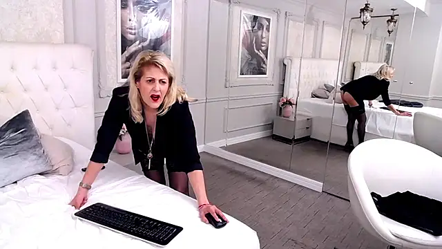 Snapshot of ElenaJuarez chatting on 03-22-25, 06:03 ElenaJuarez online show from 03-22-25, 06:03