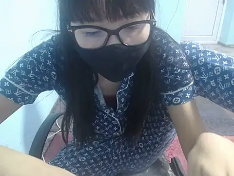 Snapshot of elllaaxx chatting on 05-15-26, 04:10 elllaaxx online show from 05-15-26, 04:10