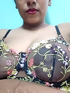 Snapshot of sexyindi_couple chatting on 05-02-26, 05:01 sexyindi couple online show from 05-02-26, 05:01