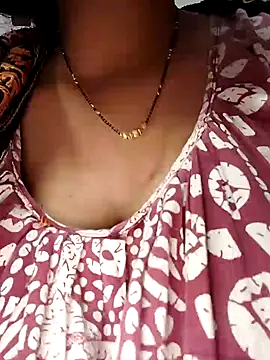 Snapshot of sexyindi_couple chatting on 01-26-25, 01:47 sexyindi couple online show from 01-26-25, 01:47