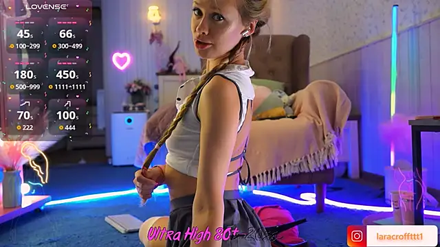 laracroftt1 online show from 10-19-25, 08:00