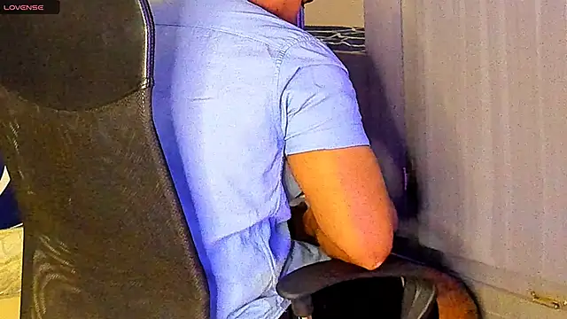 Snapshot of Big_furry_bear13 chatting on 02-27-25, 05:40 Big furry bear13 online show from 02-27-25, 05:40