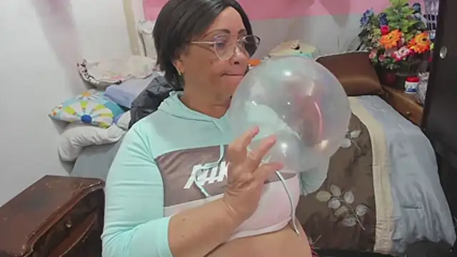 Snapshot of Mrs_mommy_ chatting on 06-19-26, 06:03 Mrs mommy online show from 06-19-26, 06:03