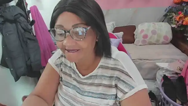 Snapshot of Mrs_mommy_ chatting on 06-06-26, 06:57 Mrs mommy online show from 06-06-26, 06:57