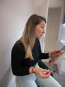 Snapshot of HotXMom chatting on 02-26-25, 04:30 HotXMom online show from 02-26-25, 04:30