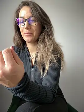 Snapshot of HotXMom chatting on 10-16-25, 06:54 HotXMom online show from 10-16-25, 06:54