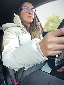 Snapshot of HotXMom chatting on 10-15-25, 06:00 HotXMom online show from 10-15-25, 06:00