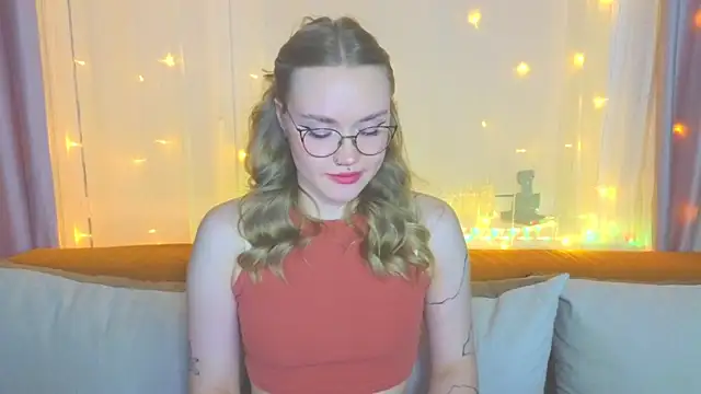 Snapshot of Aurora_Golden1 chatting on 02-02-25, 07:25 Aurora Golden1 online show from 02-02-25, 07:25