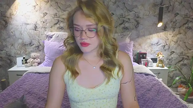 Snapshot of Aurora_Golden1 chatting on 10-18-25, 05:15 Aurora Golden1 online show from 10-18-25, 05:15
