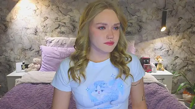 Snapshot of Aurora_Golden1 chatting on 10-19-25, 04:43 Aurora Golden1 online show from 10-19-25, 04:43