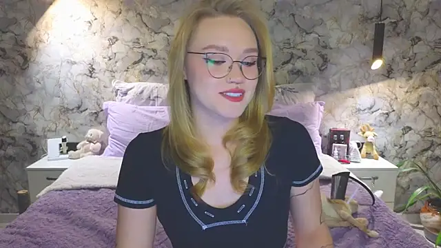 Snapshot of Aurora_Golden1 chatting on 10-20-25, 04:18 Aurora Golden1 online show from 10-20-25, 04:18