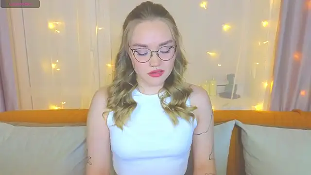 Snapshot of Aurora_Golden1 chatting on 02-22-25, 03:47 Aurora Golden1 online show from 02-22-25, 03:47