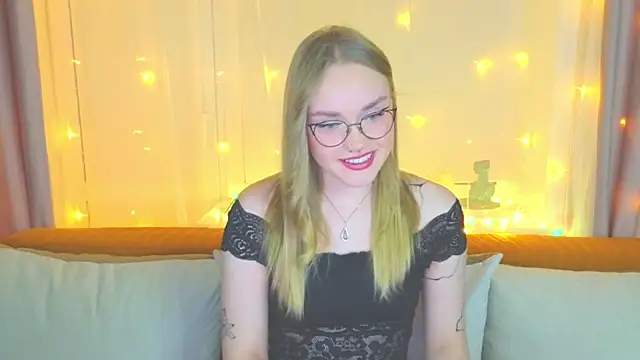 Snapshot of Aurora_Golden1 chatting on 01-31-25, 03:44 Aurora Golden1 online show from 01-31-25, 03:44