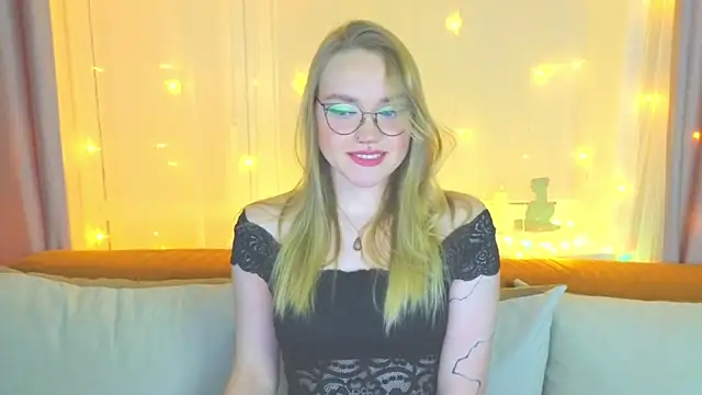 Snapshot of Aurora_Golden1 chatting on 01-31-25, 06:47 Aurora Golden1 online show from 01-31-25, 06:47