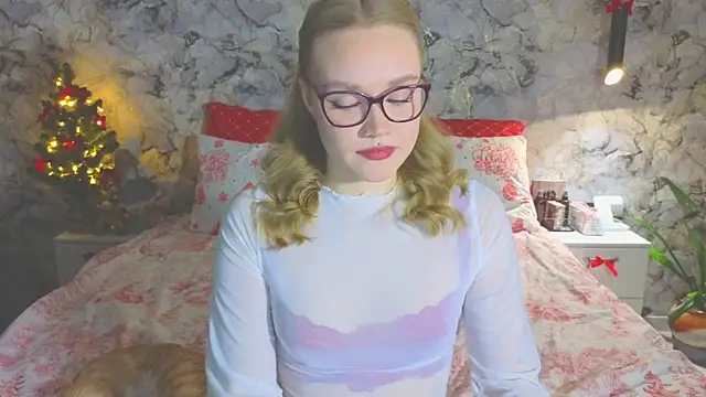 Aurora Golden1 online show from 12-17-25, 04:34