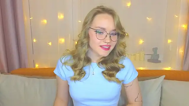 Snapshot of Aurora_Golden1 chatting on 01-28-25, 07:00 Aurora Golden1 online show from 01-28-25, 07:00
