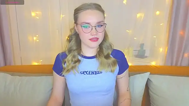 Snapshot of Aurora_Golden1 chatting on 02-18-25, 03:31 Aurora Golden1 online show from 02-18-25, 03:31