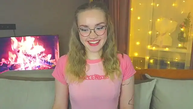 Snapshot of Aurora_Golden1 chatting on 12-24-24, 07:00 Aurora Golden1 online show from 12-24-24, 07:00