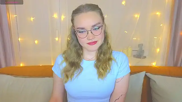 Snapshot of Aurora_Golden1 chatting on 02-25-25, 03:31 Aurora Golden1 online show from 02-25-25, 03:31